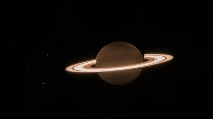 NASA показала потрясающие снимки Сатурна, сделанные телескопом "Джеймс Уэбб"