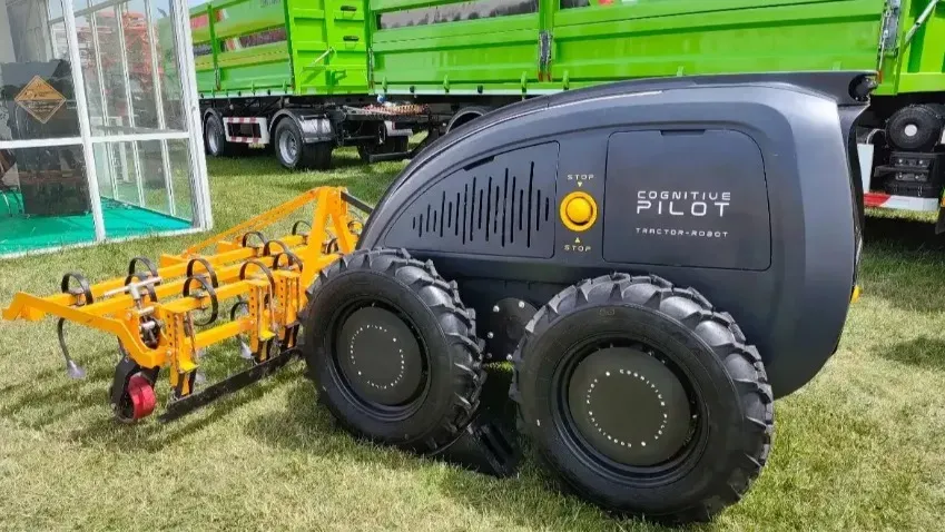 В России создали первый беспилотный робот-трактор