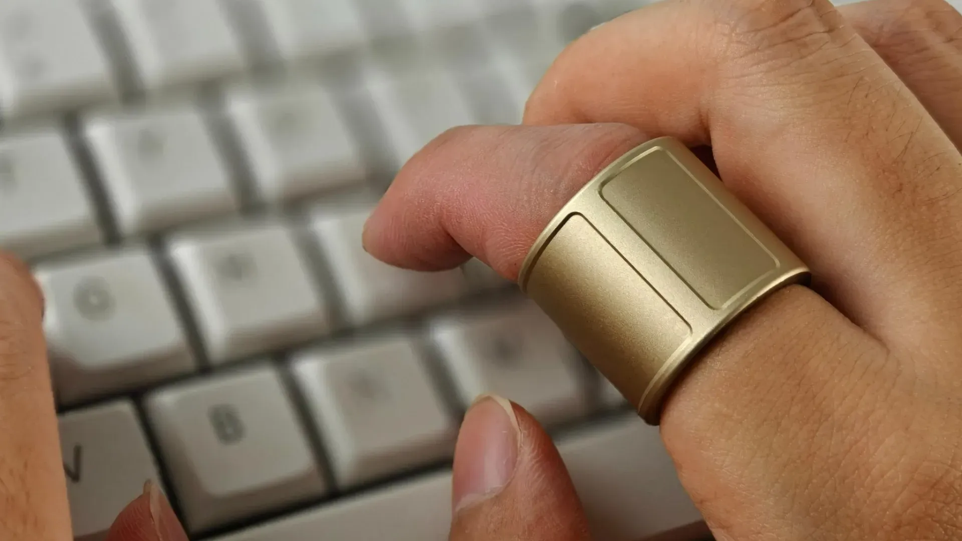 Prolo Ring заменяет компьютерную мышь с помощью трекпада и жестов