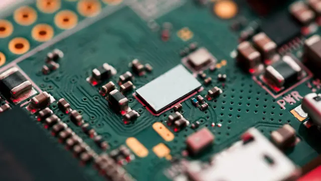 Бренд CircuitMess выпустил набор для сборки смартфона в домашних условиях