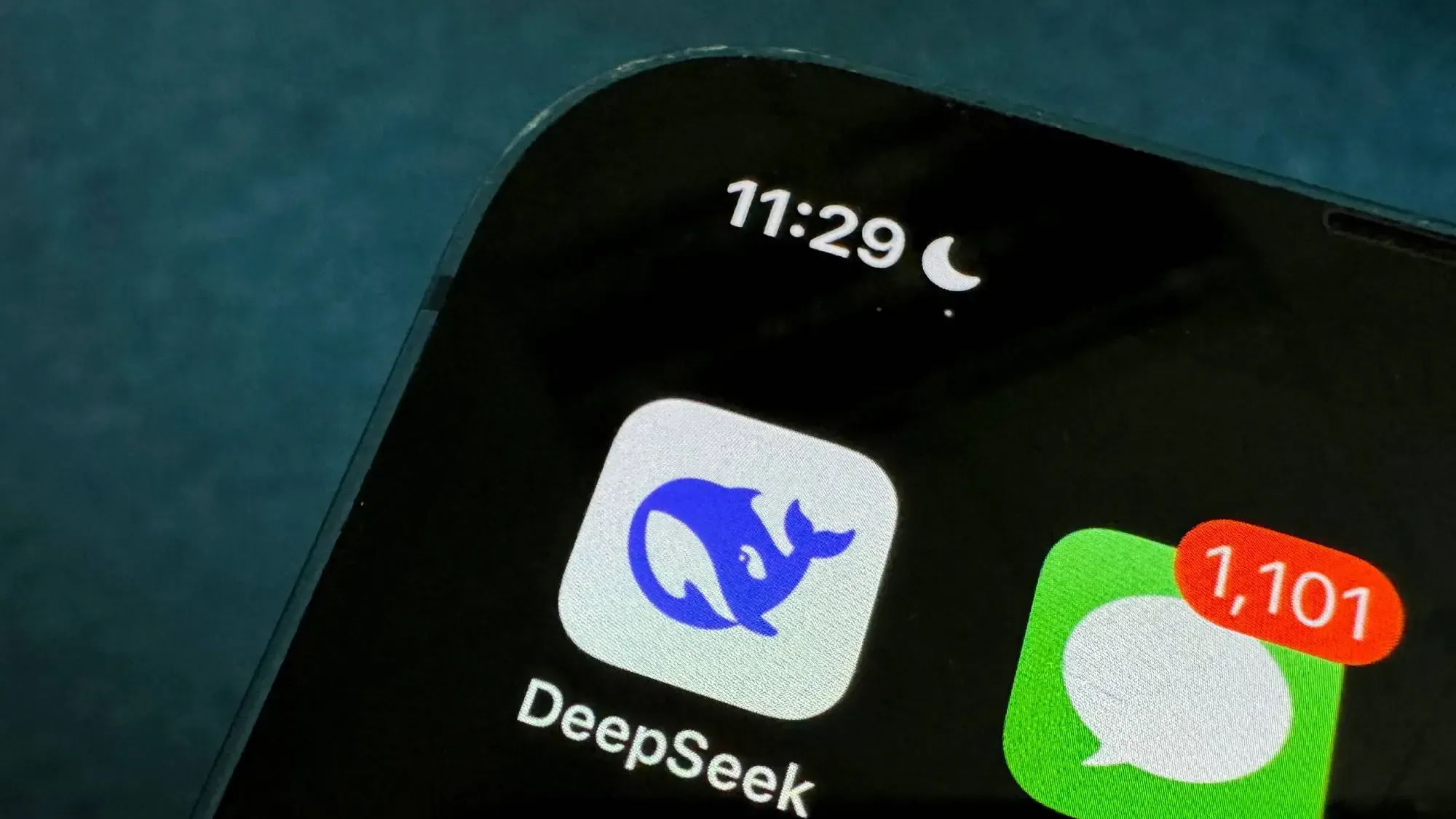 Китайский ИИ-стартап DeepSeek стал вирусным в App Store и Google Play