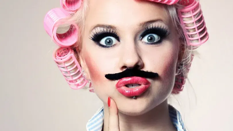 Дерматолог посоветовала женщинам брить волосы на лице для лучшего нанесения макияжа