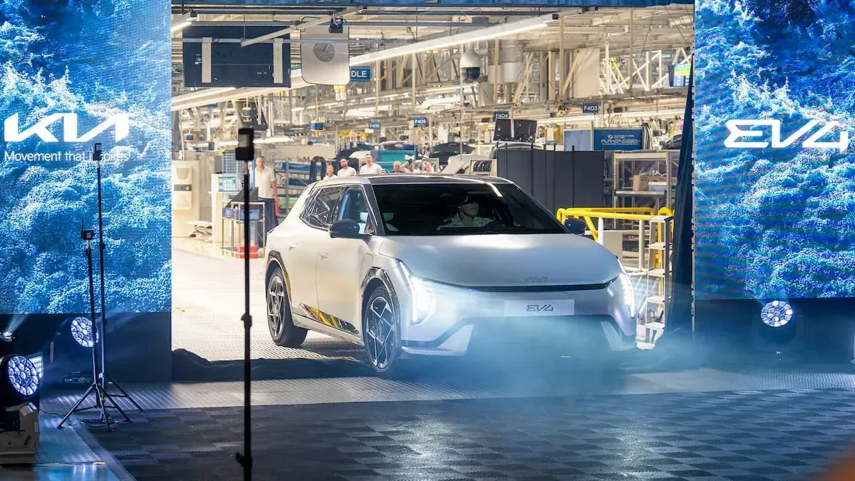 Kia начала выпуск первого электромобиля EV4 на заводе в Европе