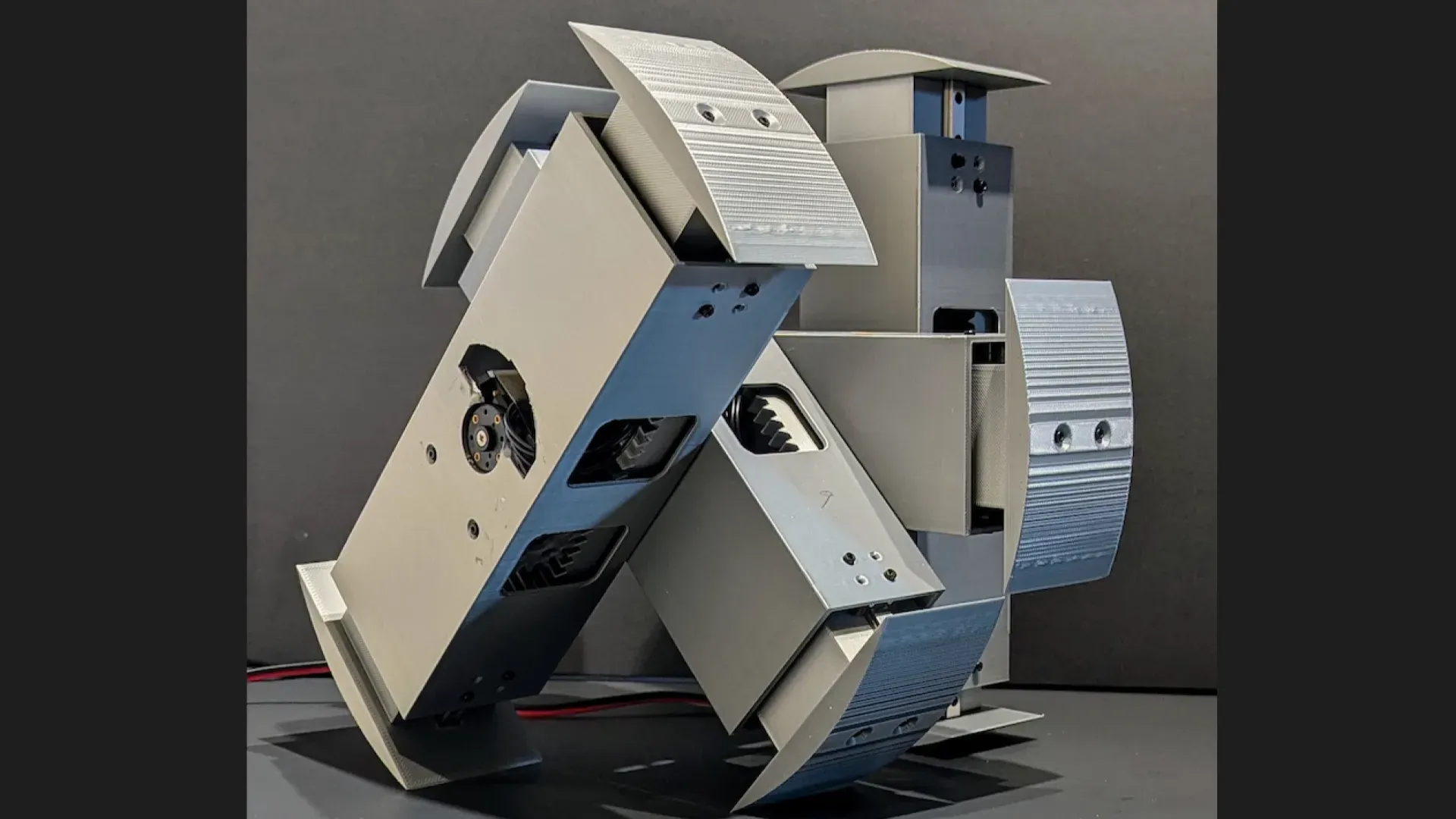 Инженеры создали миниатюрного робота TARS3D по мотивам «Интерстеллара»