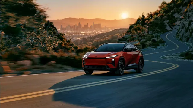 Toyota выводит на рынок доступный и практичный электрический кроссовер