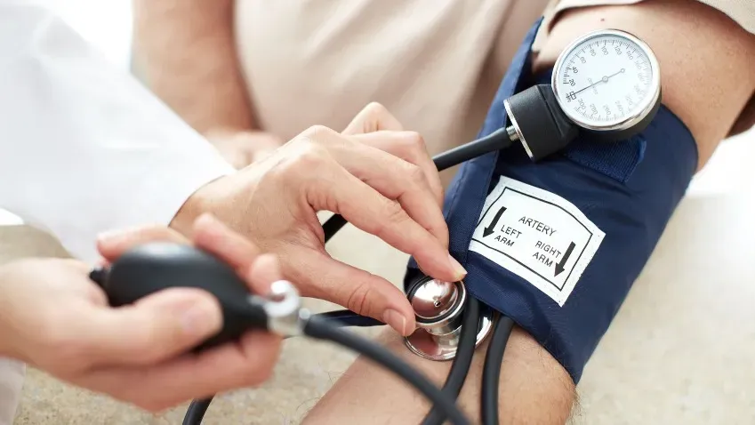News-Medical: Высокое давление сокращает жизнь и ускоряет возникновение заболеваний