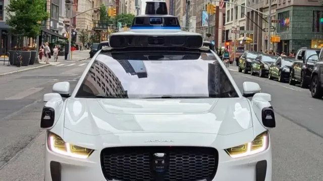 Рост числа робомобилей усиливает споры о безопасности на дорогах