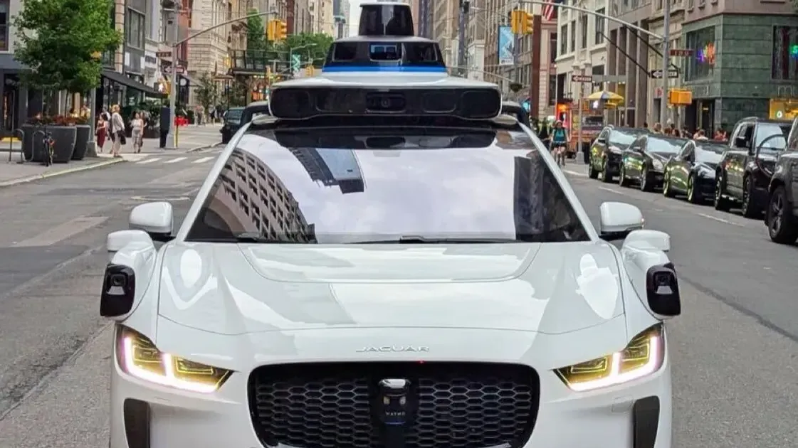 Рост числа робомобилей усиливает споры о безопасности на дорогах