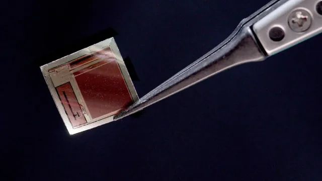 Учёные создали сверхтонкий мозговой интерфейс BISC с 65 536 электродами