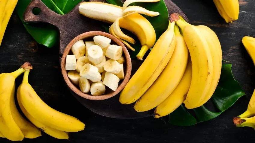 Ученые сообщили, чем опасно употребление бананов натощак