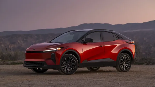 Toyota C-HR 2026 дебютирует как полностью электрический компактный SUV