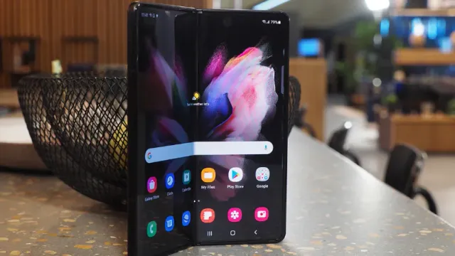 Владельцы смартфона Galaxy Z Fold 3 массово жалуются на трескающийся экран