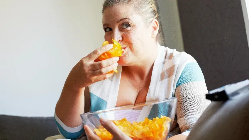 Употребление чипсов и другой жареной пищи негативно влияет на психическое здоровье людей