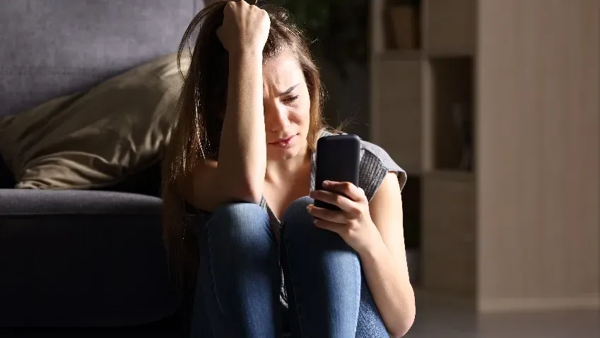 Ученые выяснили, что использование смартфона может усугублять психические расстройства