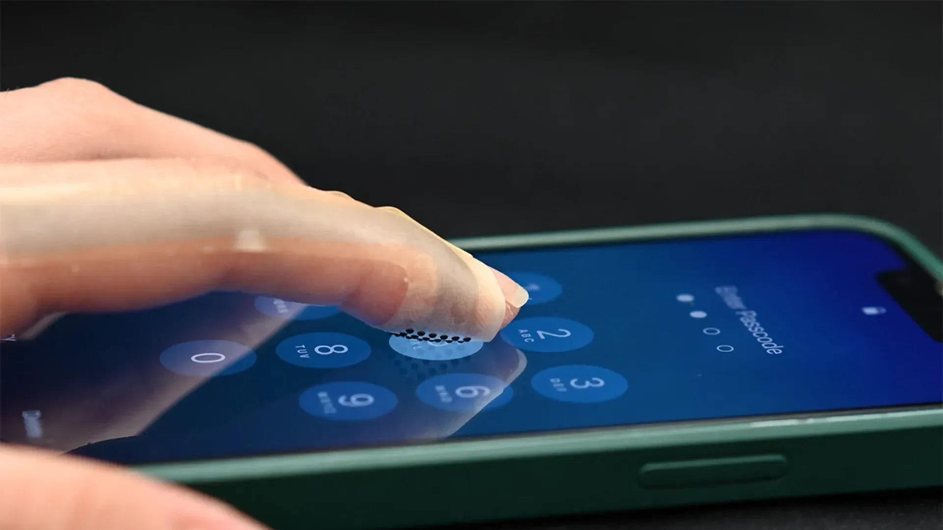 Гибкая плёнка на палец позволяет «ощущать» поверхности в цифровом мире