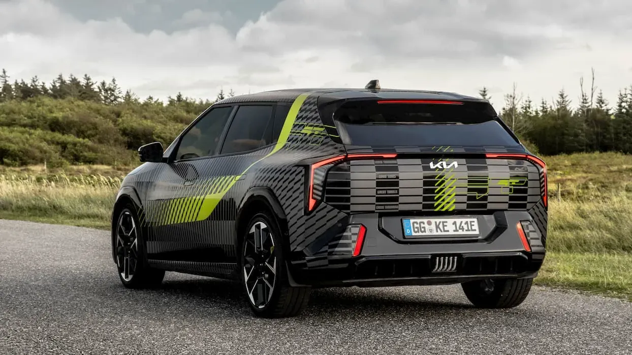 Kia показала интерьер нового электрического хот-хэтча EV4 GT