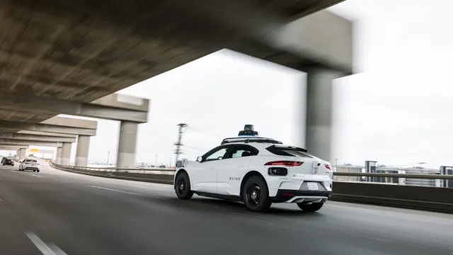 Waymo сравнила поведение роботакси с действиями человека за рулём