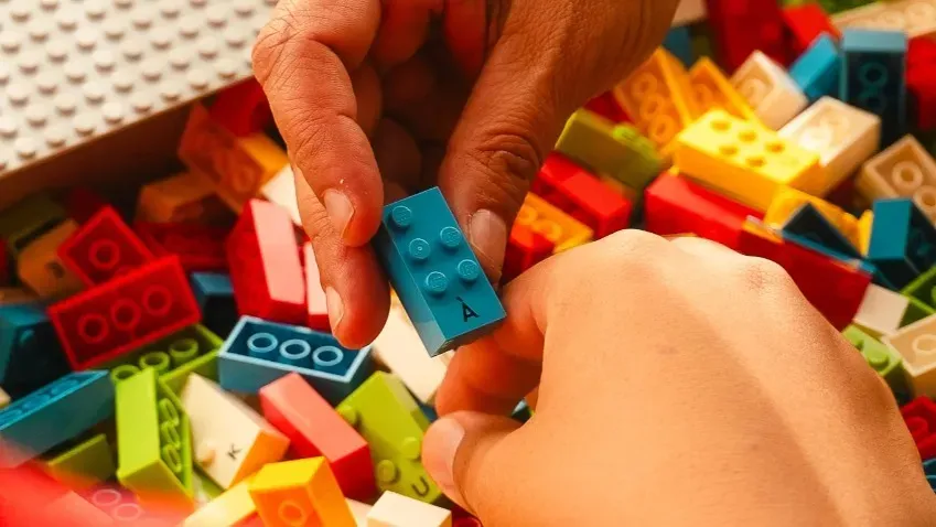 В продаже появляются кубики LEGO, помогающие выучить шрифт Брайля