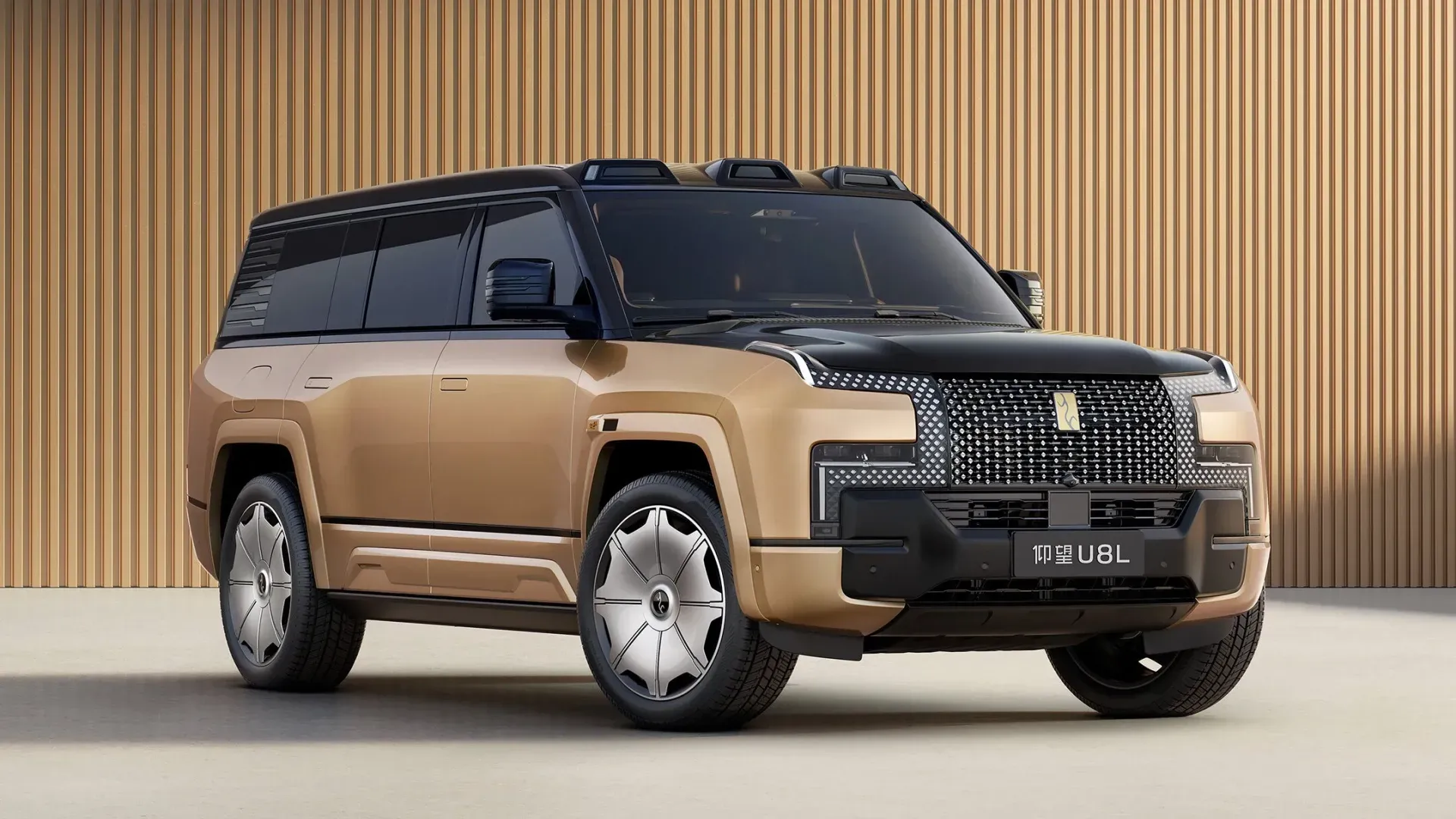 BYD представила EV Yangwang U8L с золотой эмблемой