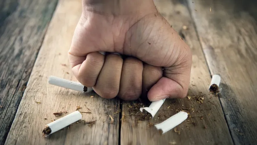 Психолог Михаил Хорс рассказал, как избежать ломки во время отказа от курения