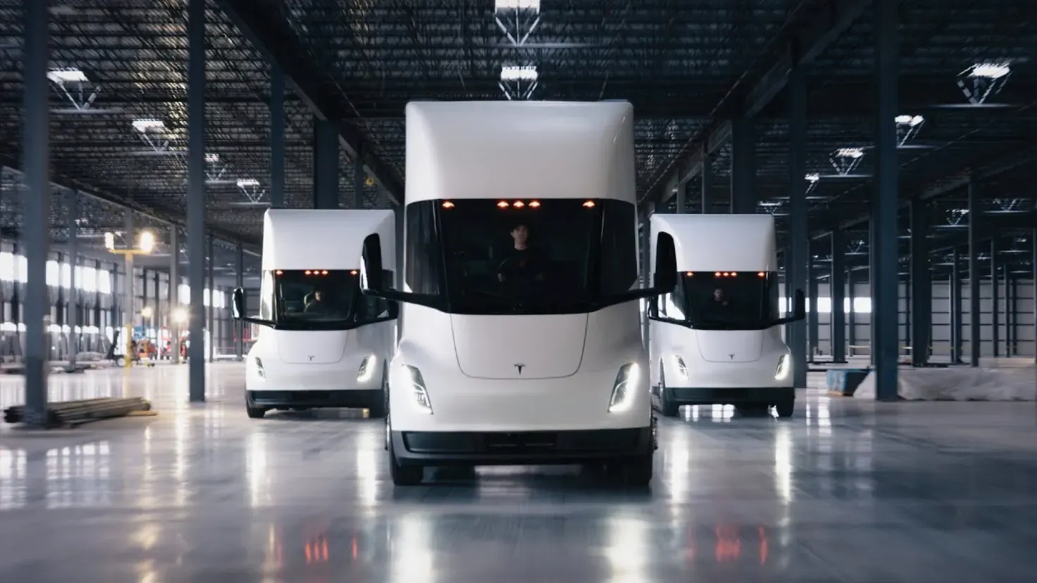 Tesla готовит выход электрического тягача Semi на рынок Европы