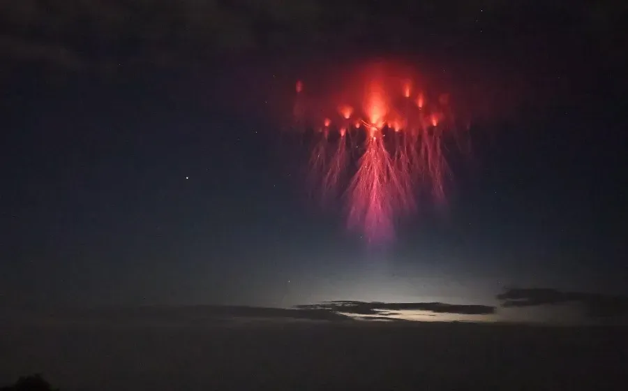 Команда NASA предложила всем желающим присылать фото загадочных атмосферных вспышек