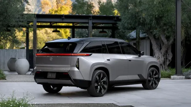 Toyota представила трехрядный электроседан Highlander EV 2027 года