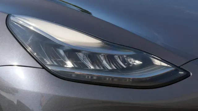 Tesla отзывает более 20 тысяч электромобилей из-за ослепляющих фар