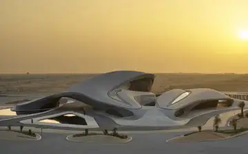 В ОАЭ построили офис будущего среди песчаных дюн