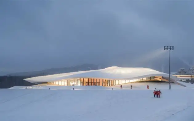 Просторный конференц-центр, похожий на шатер, построили в заснеженных горах