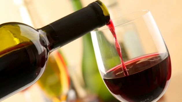 Ученые выяснили, что бокал вина в день не снижает риск преждевременной смерти