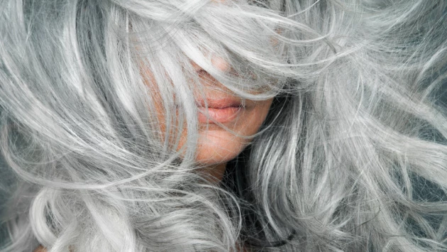 Ученые выяснили, почему волосы становятся седыми и, возможно, как это остановить