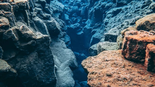 Ученые нашли на морском дне дыру, из которой вытекает «смазка» тектонических плит
