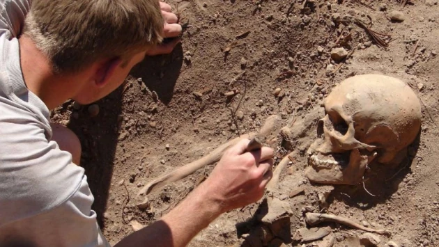 Археологи обнаружили в Португалии древний скелет женщины с огромным выростом на бедре