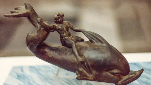 В сокровищнице древнего Пестума найдена статуэтку греческого бога любви Эроса на дельфине