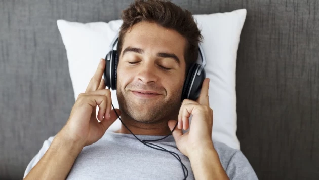 NeuroImage: Прослушивание музыки может предотвратить когнитивные нарушения в старости