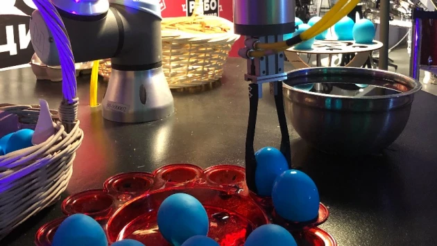 На ВДНХ завершилась выставка, где показывали робота, который умеет красить пасхальные яйца. Видео