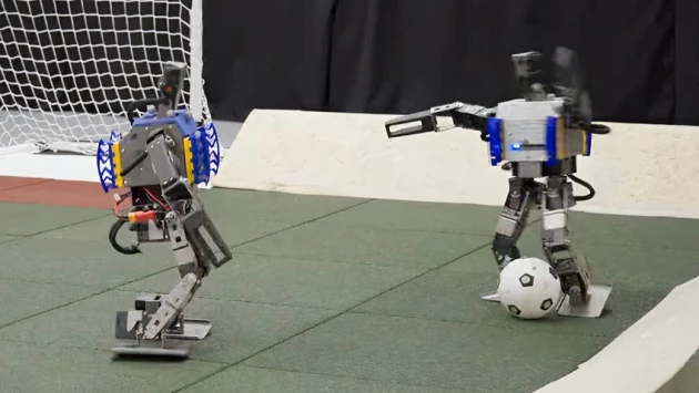 Google показала, как её мини-роботы с искусственным интеллектом играют в футбол