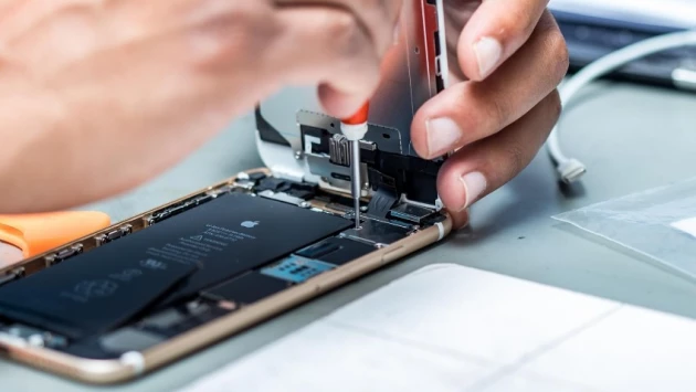 Apple позволит ремонтировать iPhone с помощью б/у запчастей