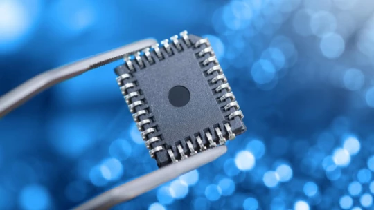 Ученые разработали универсальный чип, который предназначен для телекоммуникаций и ИИ