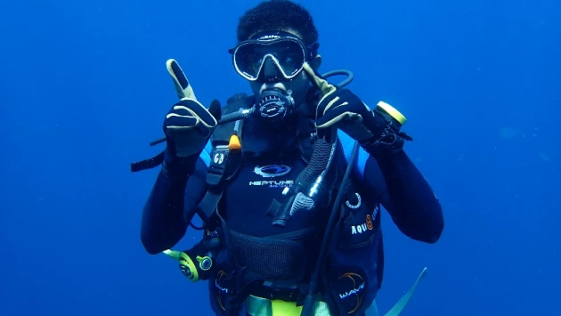 Создана перчатка для общения под водой