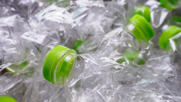 Ученые сделали биоразлагаемый пластик из искусственных бактерий