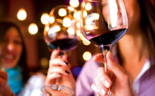 Исследователи доказали: Более 5 бокалов вина в неделю приводят к преждевременному старению