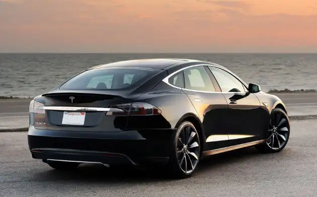В Калифорнии водитель подал в суд на Tesla из-за замедления движения машины при автопилоте