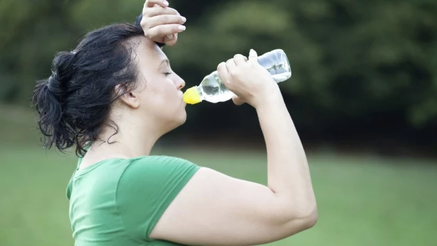 В США 35-летняя женщина выпила два литра воды подряд на жаре и умерла от отека мозга