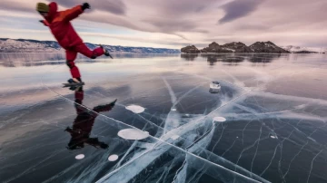 PNAS: исследователи выяснили причины скользкости льда