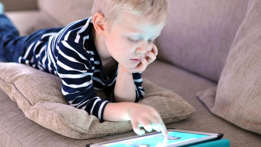 Использование цифровых устройств для успокоения детей может иметь неприятные последствия