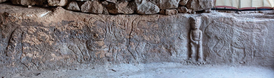Antiquity: найден древнейший барельеф с леопардами и держащим пенис голым мужчиной