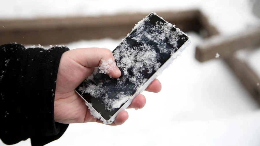 Эксперт Никита Ефимов рассказал алгоритм действий при падении смартфона в снег