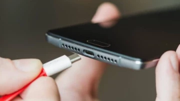 Эксперт Николай Новиков советует каждые 2-3 месяца чистить порт зарядки смартфона